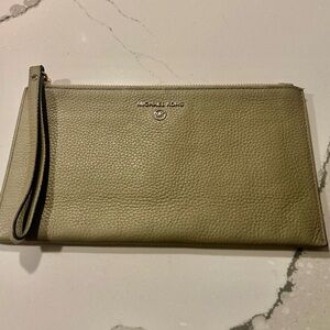 EUC Michael Kors Pebbled Leather Zip Wristlet Dusty Sage Gold Hardware Logo